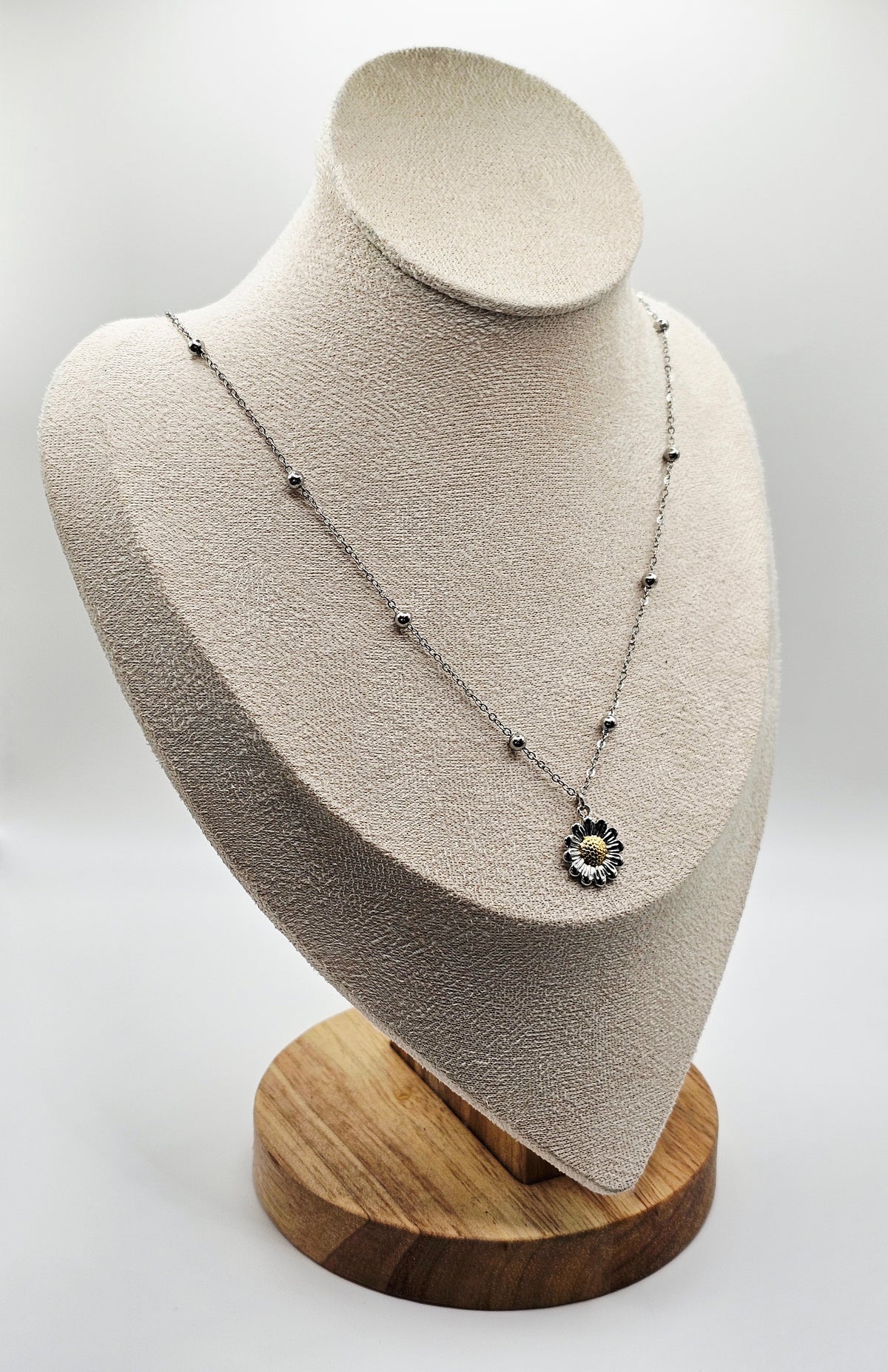 Daisy Pendant Necklace