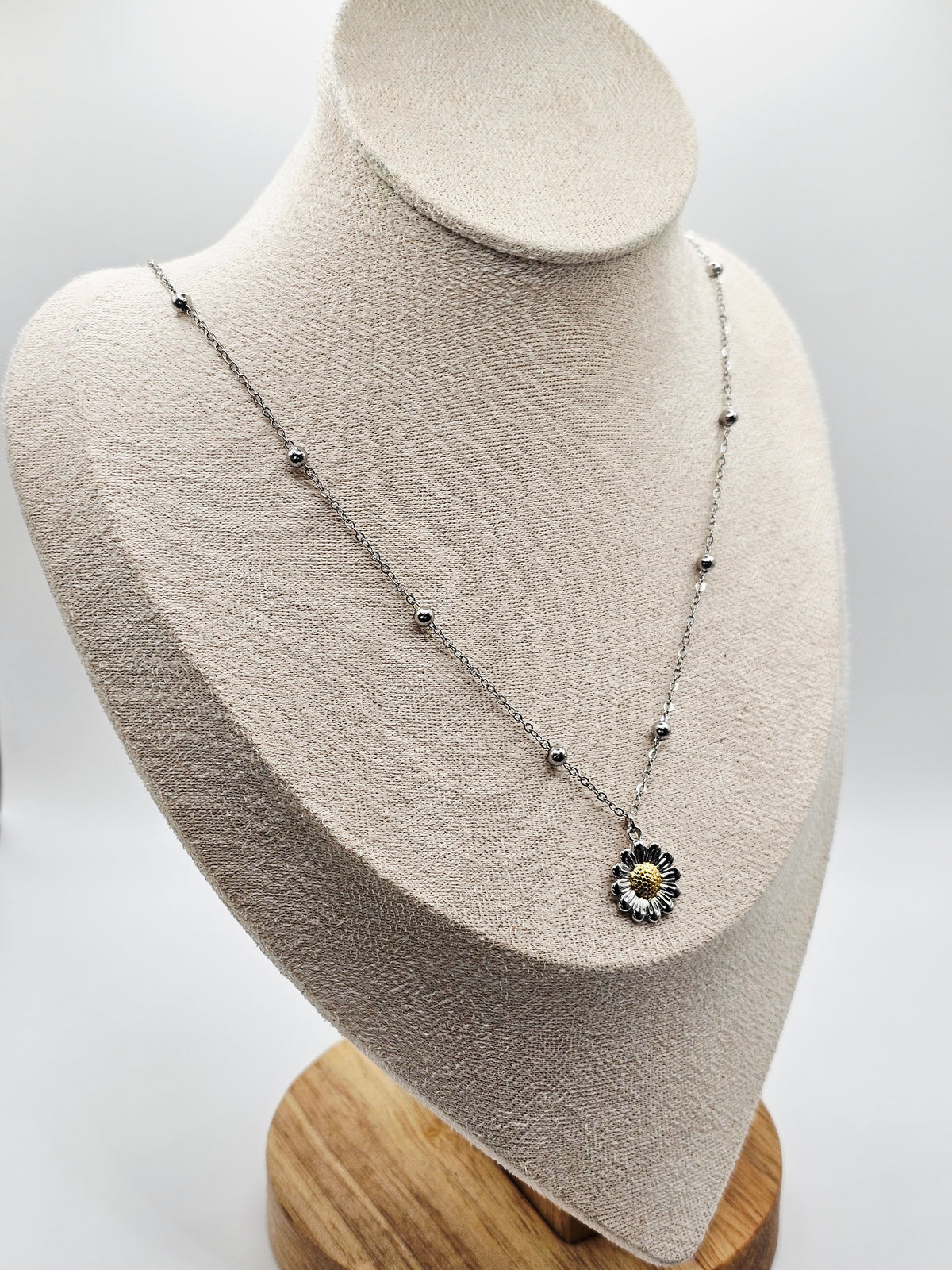 Daisy Pendant Necklace