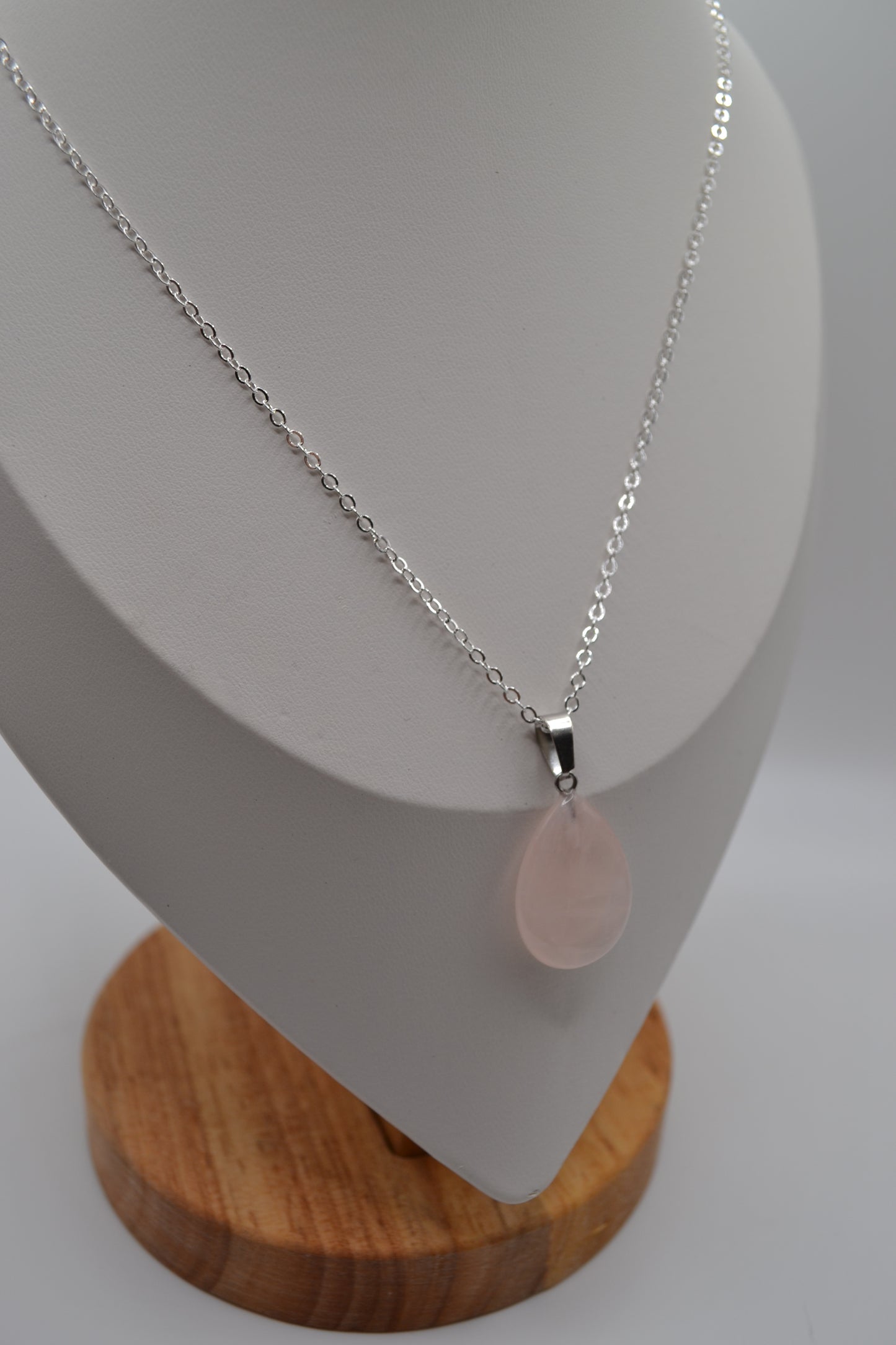 Rose quartz pendant necklace