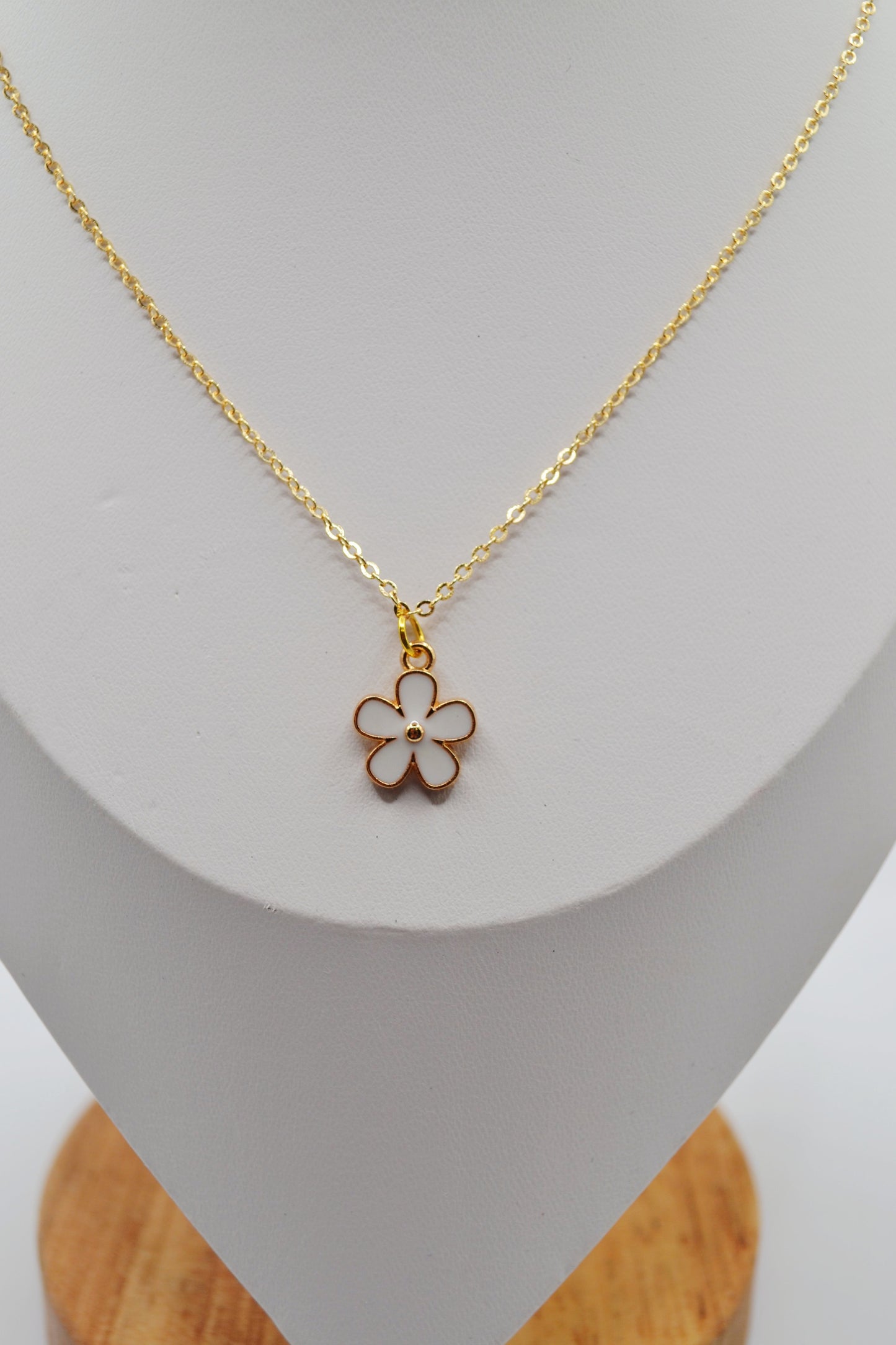 White daisy necklace