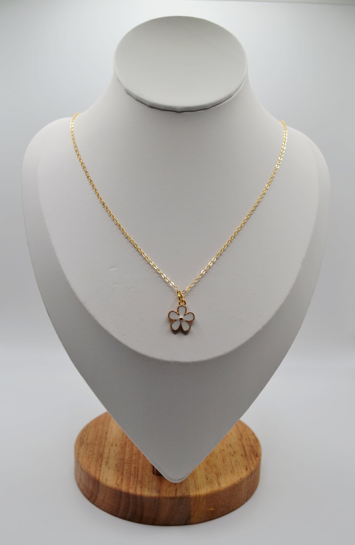 White daisy necklace