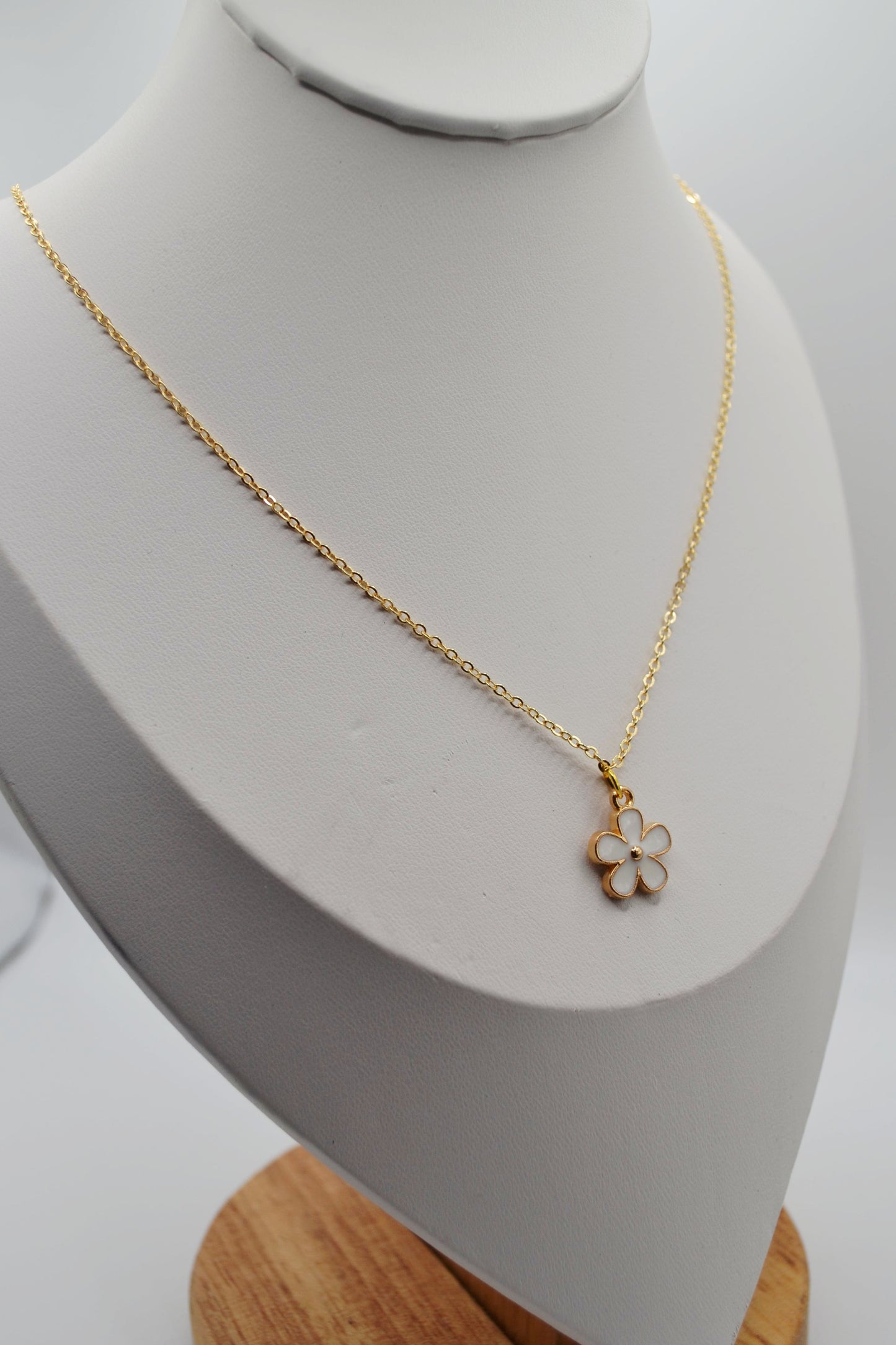 White daisy necklace